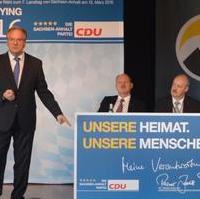 Bild vergrößern:Präsentation einer der Wahlkampfaktionen der CDU Sachsen-Anhalt mit Ministerpräsidenten Dr. Reiner Haseloff MdL, CDU-Landesvorsitzender Thomas Webel und CDU-Landesgeschäftsf. Mario Zeising (v.l.n.r.)