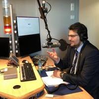 Bild vergrößern:Der CDU-Kreisvorsitzende Tobias Krull MdL beim Radiointerview im MDR-Funkhaus am 06.02.2019.