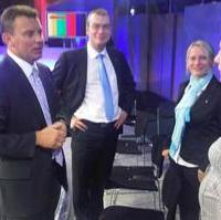 Bild vergrößern:Der Vorsitzende der CDU-Landtagsfraktion, André Schröder MdL (l.), im Gespräch am Rande der Sendung 