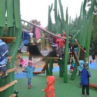 Bild vergrößern:Die Kinder ließen sich trotz Dauerregnen nicht davon abhalten den SPielplatz im Rotehornpark gebührend einzuweihen