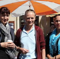 Bild vergrößern:Die CDA-Kreisvorsitzende Alexandra Mehnert, die Wissenschafts- und Wirtschaftsministerin Prof. Birgitta Wolff und die JU-Kreisvorsitzende Freya Gergs beim einem Infostand am 01. Mai (v.l.n.r.)