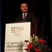 Bild vergrößern:Der Innen- und Sportminister Holger Stahlknecht MdL bei seiner Rede bei der 13. Mitgliederversammlung des DOSB am 03. Dezember in Magdeburg