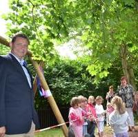 Bild vergrößern:Stadtrat Bernd Heynemann (l.) bei der Eröffnung des Spielplatzes der integrierten Kindertagesstätte 