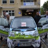 Bild vergrößern:Die Stadträte Dr. Klaus Kutschmann (2.v.l.) und daniel Kraatz (r.) bei der Vorstellung des Elektroautos 