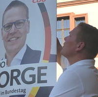 Bild vergrößern:Tino Sorge brachte am 30. Juli, mit Unterstützung von JU-Mitgliedern, einige seiner Plakate zur Bundestagswahl an. 