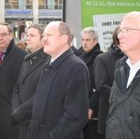 Bild vergrößern:Landesentwicklungsminister Dr. Karl-Heinz-Daehre, Landrat Michael Ziche (Altmarkkreis Salzwedel), Landrat Thomas Webel (Landkreise Börde), MVB-Geschäftsführer Klaus Regener und CDU-Stadtrat Gunter Schindehütte beim Tarifstart des MDer Regionalverkehrsverbundes marego (v.l.n.r.)