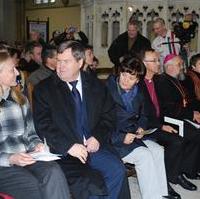 Bild vergrößern:Bei der Wiederbeilegung der Königin Editha im Magdeburger Dom Kultusministerin Wolff, Landtagspräsident Steinecke und seine Anita, Bischof Dr. John Inge, Bischof Dr. Gerhard Feige und Landesbeschöfin Ilse Junkermann (v.l.n.r.) 