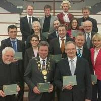 Bild vergrößern:Gemeinsames Gruppenphoto von Vertretern des internationalen Telemann Städtenetzwerkes zum Start in das Telemannjahr 2017 im Magdeburger Rathaus am 4. März 2017.   