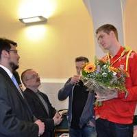 Bild vergrößern:Fraktionsgeschäftsführer Tobias Krull und Fraktionsvorsitzender Wigbert Schwenke MdL gratulieren Handballer Finn Lemke zu seiner erfolgreichen Teilnahme bei der Europameisterschaft (v.l.n.r.)