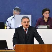Bild vergrößern:Der Beigeordnete für Finanzen und Vermögen, Klaus Zimmermann, bringt zu Beginn der Klausurtagung des Finanz- und Grundstückausschusses den Haushaltsentwurf 2014 ein