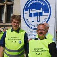 Bild vergrößern:Der Vorsitzende der Fraktion CDU/Bund für Magdeburg im Stadtrat der Landeshauptstadt Wigbert Schwenke MdL (r.) bei einer Protestkundgebung für den Weiterbetrieb des Schiffshebewerkes Magdeburg-Rothensee.