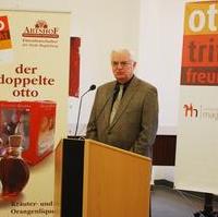 Bild vergrößern:Der Abtshof Geschäftsführer Gerhard Mette bei der Vorstelle der Spezialität -Der doppelte OTTO- im Magdeburger Rathaus