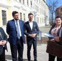 Bild vergrößern:Die Landtagsabgeordneten Dietmar Krause, Tobias Krull und Florian Philipp (v.l.) bei der Übergabe einer Petition am 06. April 2018. 