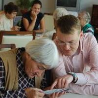Bild vergrößern:Dialog der Generationen - JU-Kreisvorsitzender Mathias Bethke beim Spielevormittag im Altenpflegeheim Olvenstedt im Rahmen des 8. Magdeburger Freiwilligentages 