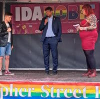 Bild vergrößern:Tobias Krull MdL (mitte) spricht beim IDAHOBIT