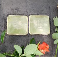 Bild vergrößern:Neue Stolpersteine in Erinnerung an NS-Opfer wurden am 31. August in Magdeburg verlegt. 