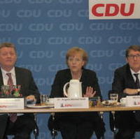 Bild vergrößern:Die CDU-Bundesvorsitzende Angela Merkel MdB (Mitte), CDU-Generalsekretär Hermann Gröhe MdB (l.) und der Vorsitzende des Arbeitskreises Grosse Städte der Kommunalpolitischen Vereinigung von CDU/CSU Michael Grötsch (r.) bei einer Sitzung in Berlin 