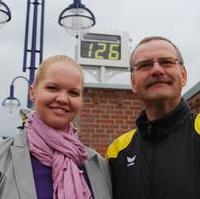 Bild vergrößern:Die Fraktionsassistentin Jana Lesniak und der Stadtrat Bernd Reppin am Rande der feierlichen Eröffnung des neuen Elbpegels an der Magdeburger Strombrücke (v.l.n.r.). 