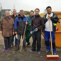 Bild vergrößern:Mitglieder und Freunde des CDU-Ortsverbandes Olvenstedt reinigten am 14. April ihren Patenspielplatz 