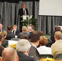Bild vergrößern:Der Landesentwicklungsminister Thomas Webel spricht beim Tag der offenen Tür des Industrie- und Gewerbeparks Mittelelbe in Magdeburg Rothensee. Im Rahmen dieser Veranstaltung wurde auch der erste Bauabschnitt des Tank- und Rasthofes Ottostadt Magdeburg eröffnet. 
