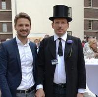 Bild vergrößern:CDU-Landtagskandidat Florian Philipp und Michael Otto, als Hermann Beims, bei der Eröffnung des neuen Beimsplatzes (v.l.n.r.)