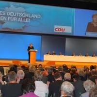 Bild vergrößern:Die CDU-Bundesvorsitzende kann sich bei ihrem Redebeitrag der vollen Aufmerksamkeit der Parteitagsdelegierten sicher sein. 