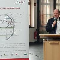 Bild vergrößern:Landesverkehrsminister Thomas Webel bei der Vorstellung der neuen Fahrzeuge des Bahnanbieters abellio für das Dieselnetz in Sachsen-Anhalt am 27.08.2018.