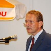 Bild vergrößern:Der CDU-Kreisvorsitzende Jürgen Scharf MdL spricht zu den Anwesenden bei der letzten CDU- Gesamtmitgliederversammlung
