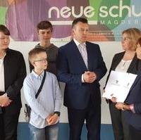 Bild vergrößern:Am 02. Mai übergab Finanzminister André Schröder MdL (3.v.r.) einen Fördermittelbescheid über 1,88 Mio. Euro an die Neue Schule Magdeburg.