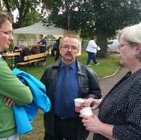 Bild vergrößern:Im Gespräch beim Erntedankfest der AQB Stadtrat Manuel Rupsch, Ratsfraktionsvors. Wigbert Schwenke MdL und die Vorsitzende der Gartenfreunde Magdeburg Ute Simon (v.l.n.r.)