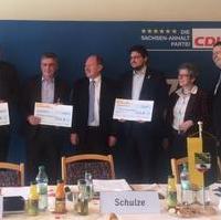 Bild vergrößern:Am 4. März 2017 zeichnete der Vorsitzende der CDU Sachsen-Anhalt, Thomas Webel (Mitte), die Gewinner des  Mitgliederwettbewerbs 2016 aus. Auf Platz 1 unser Kreisverband Magdeburg. Den Platz 2 erreichte der Kreisverband Jerichower Land und Platz 3 errang der Altmarkkreis Salzwedel. 