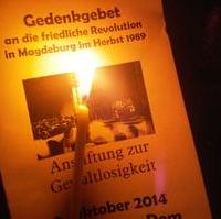 Bild vergrößern:Unter anderem mit einem Kerzenkreis erinnerten mehrere hundert Bürger an die friedliche Revolution in Magdeburg im Herbst 1989 