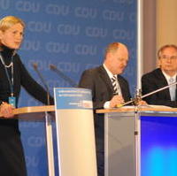 Bild vergrößern:Dr. Beate Bettecken, CDU-Landesvorsitzender Thomas Webel und CDU-Spitzenkandidat Dr. Reiner Haseloff auf dem Landesparteitag in Bernburg (v.l.n.r.)