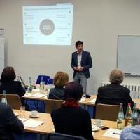Bild vergrößern:Dr. Dominik Hierlemann von der Bertelsmann Stiftung referiert beim Bildungswerk der KPV Sachsen-Anhalt zum Thema -Neue Formen und Wege der Bürgerbeteiligung - 