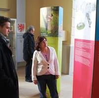 Bild vergrößern:CDU-Stadtrat Daniel Kraatz und die Mitarbeiterin Renate Röhr bei der Eröffnung der Ausstellung Klima schützen kann jeder (v.l.)
