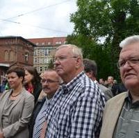 Bild vergrößern:Die MVB-Geschäftsführerin Birgit Münster-Rendel, der Fraktionsvorsitzende Wigbert Schwenke MdL und die Stadträte Gunter Schindehütte und Hubert Salzborn beim Betrachten des neuen Straßenbahnfahrzeuges NGT 8D. (v.l.n.r.)