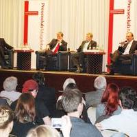 Bild vergrößern:Podium bei einer Diskussion des Magdeburger Presseclubs mit den Spitzenkandidaten der Parteien bei der Landtagswahl
