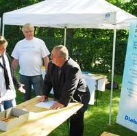 Bild vergrößern:Fraktionsvorsitzender Wigbert Schwenke MdL (am Tisch) bei einer Veranstaltung am Stand der Magdeburger Stadtmission e.V. 