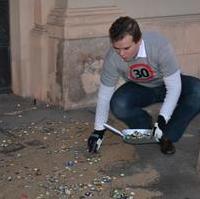 Bild vergrößern:Stadtrat Daniel Kraatz fegte anlässlich seines 30. Geburtstages die Rathaustreppen