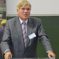Bild vergrößern:Der Minister für Wissenschaft und Wirtschaft - Hartmut Möllring - bei seiner Rede beim Forschungsmarkt der Hochschule Magdeburg-Stendal (FH)