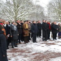 Bild vergrößern:Teilnehmer bei der Gedenkveranstaltung aus Anlass der Zerstörung Magdeburgs durch Bomberangriffe am 16. Januar 1945