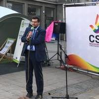 Bild vergrößern:Der sozialpolitische Sprecher der CDU-Landtagsfraktion Tobias Krull spricht am 17. Mai bei einer Aktion zum Internationalen Tag gegen Homo- und Transphobie (Photo Sandro Dadaczynski)