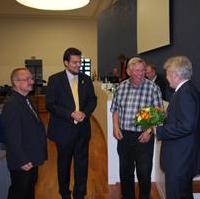 Bild vergrößern:Der Vorsitzende der Fraktion CDU/Bund für Magdeburg Wigbert Schwenke MdL, der Fraktionsgeschäftsführer Tobias Krull und Stadtrat Gunter Schindehütte gratulieren dem Beigeordneten für Kultur, Schule und Sport  Dr. Rüdiger Koch zum Geburtstag (v.l.n.r.)