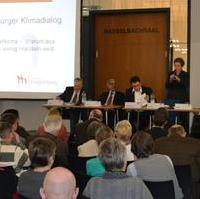 Bild vergrößern:Die Staatssekretärin für Landwirtschaft und Umwelt Anne-Marie Keding (2.v.r.) spricht beim 1. Magdeburger Klimadialog 