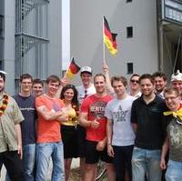 Bild vergrößern:Mitglieder vom Ring-Christlich-Demokratischer Studenten und von der Jungen Union am Rande einer Fussballübertragung. 