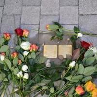 Bild vergrößern:Vor dem Haus der Thiemstraße 11 wurden die Stolpersteine für Dr. Rudolph und Laura Loewenthal verlegt. In Magdeburg befinden sich nun über 300 Stolpersteine