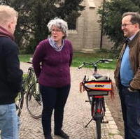 Bild vergrößern:Die Landtagskandidatin Anne-Marie Keding war am 01. Mai per Fahrrad im Wahlkreis Magdeburg III unterwegs.