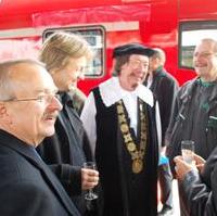 Bild vergrößern:FRaktionsvorsitzender Wigbert Schwenke MdL, Stadtrat Andreas Schuman, Otto von Guericke und Stadtrat Bernd Reppin am Rande der Zugtaufe im Gespräch (v.l.n.r.)