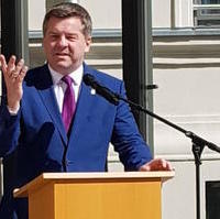 Bild vergrößern:Ministerpräsident Sven Schulze spricht bei der Eröffnung des Johannis-Stift im Altstadtquartier am 08. April. 