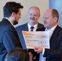 Bild vergrößern:Der CDU-Kreisvorsitzende Tobias Krull (l.) erhält aus den Händen den CDU-Landesvorsitzenden Thomas Webel (r.) den Preis für den 2. Platz beim Mitgliederwettbewerb der CDU Sachsen-Anhalt. Die Auszeichnung fand am Rande der gemeinsamen Klausurtagung des CDU-Landesvorstandes u.a. mit dem CDU-Kreisvorsitzenden statt. In der Mitte zu sehen der CDU-Landesgeschäftsführer Mario Zeising.